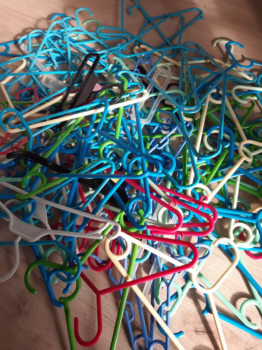 Wieszaki plastikowe na ubrania dziecięce 76 sztuk