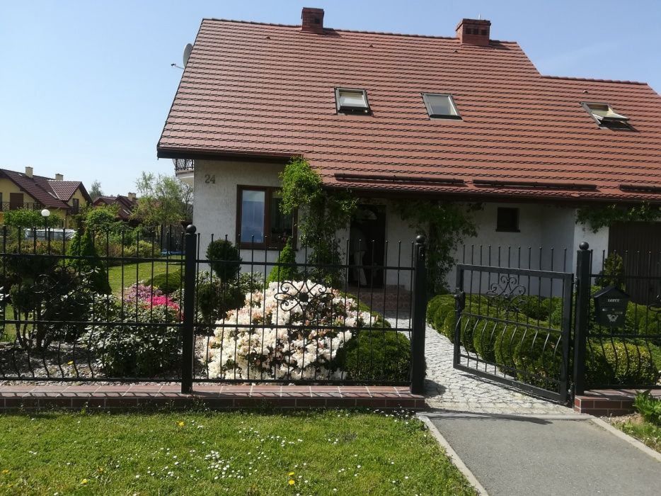 2-pokojowe mieszkanie z aneksem kuchennym i łazienką w domu jednorodzi