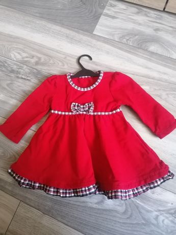 Piękna czerwona sukienka dziecięca