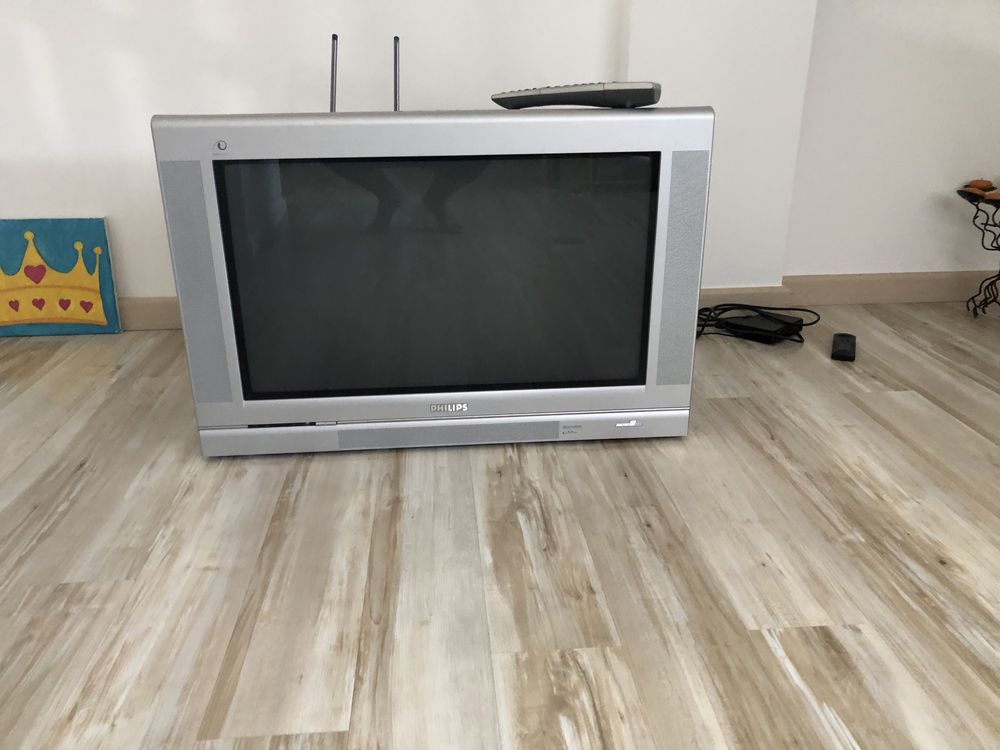 Vendo TV com cinescópio, marca Philips, impecável