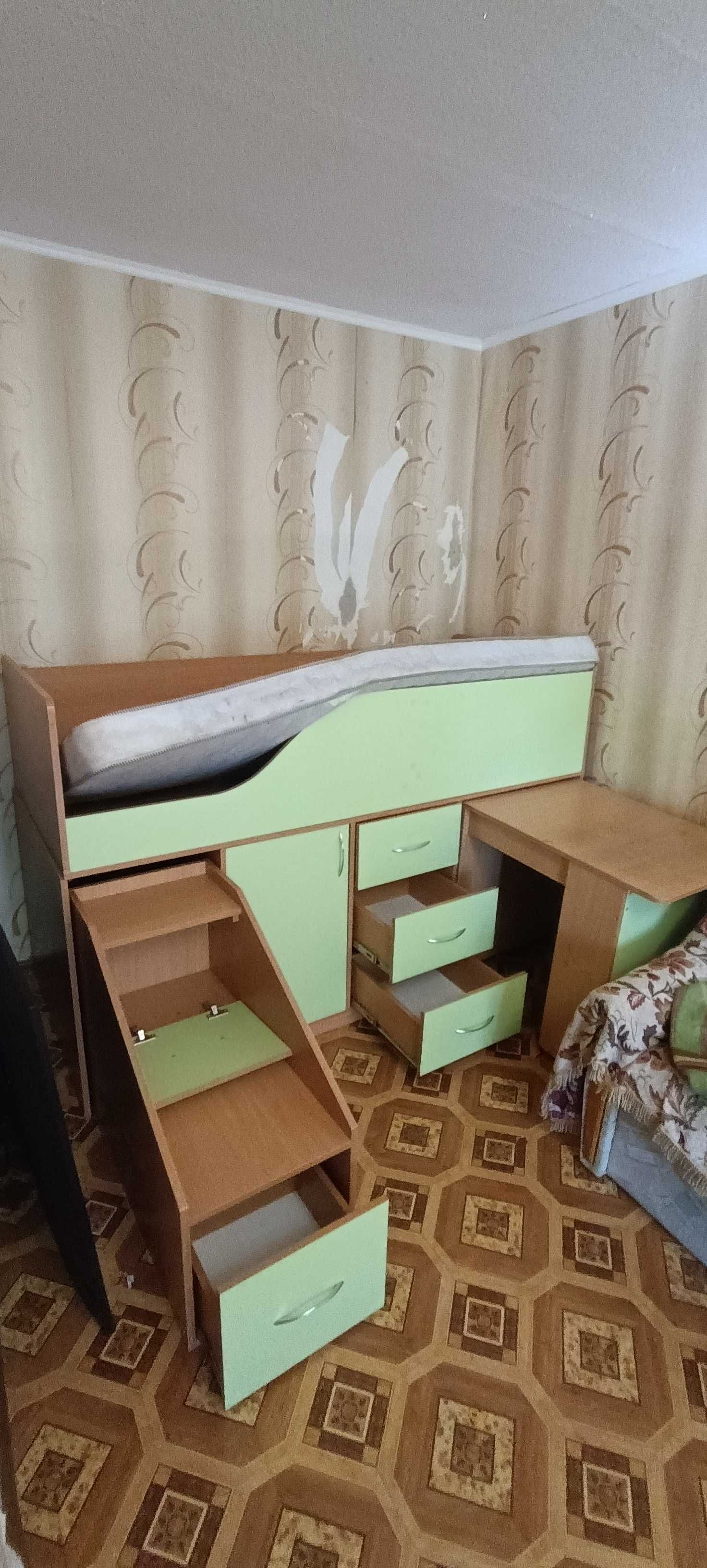 Дитяче ліжко з матрасом +стіл