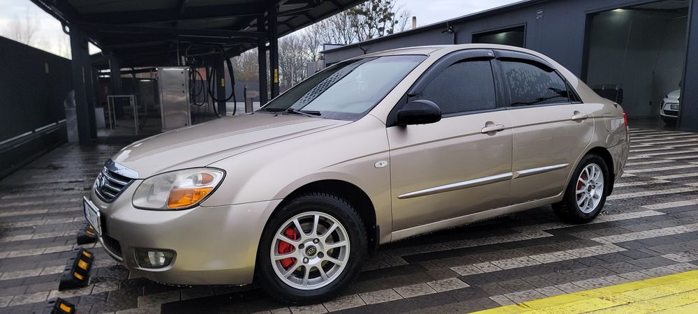 Продам авто кіа  в гарному стані світлий салон