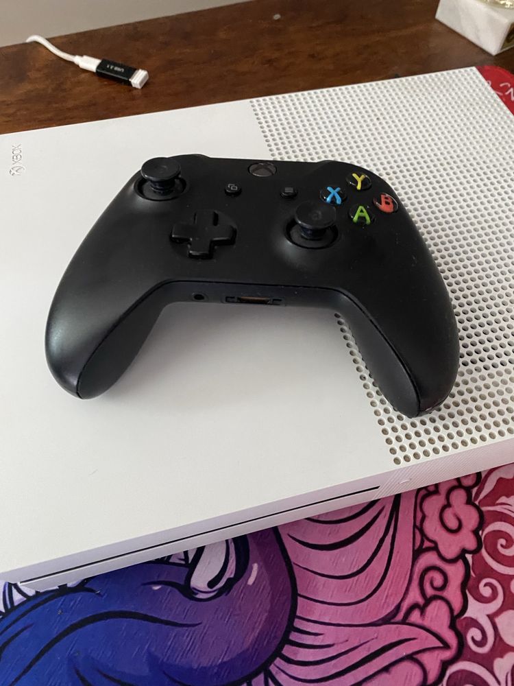 Xbox one s + pad + dwie gry