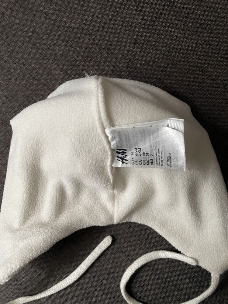 Biała czapka na zimę ze sznurkami H&M r.74.
