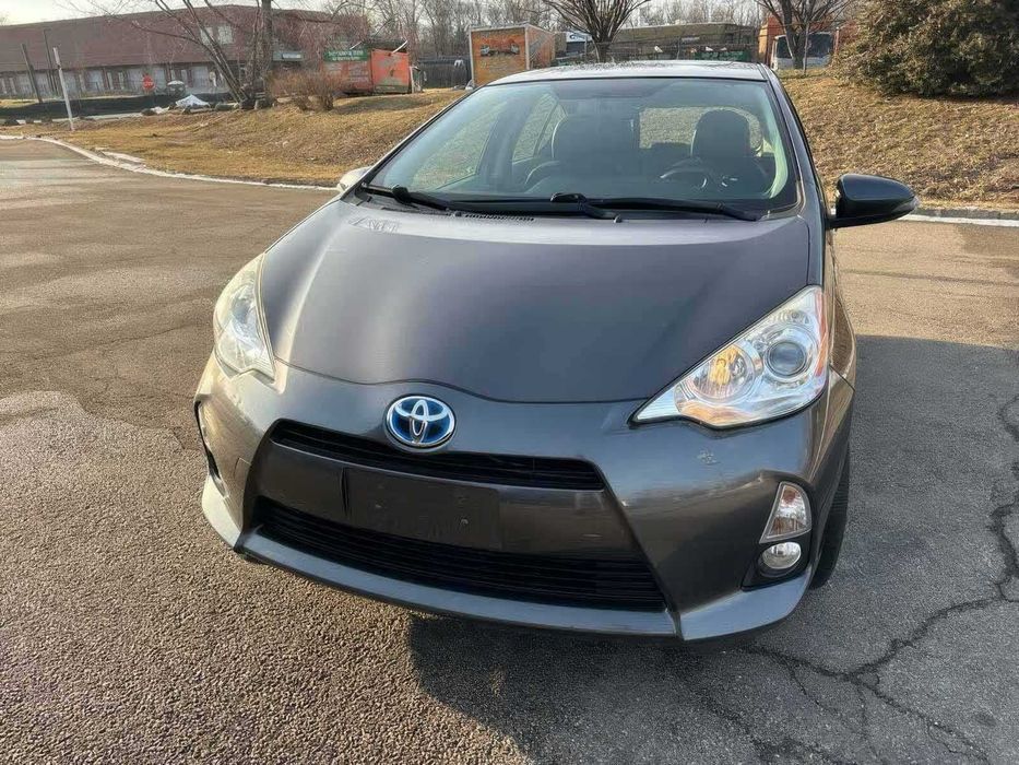 Toyota Prius c Four      2014