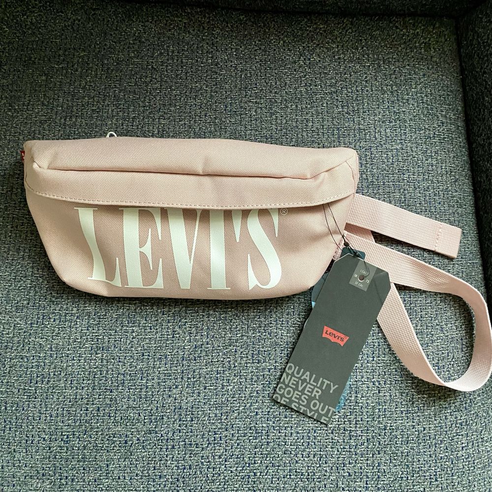 Bolsa cintura Levi’s por estrear!