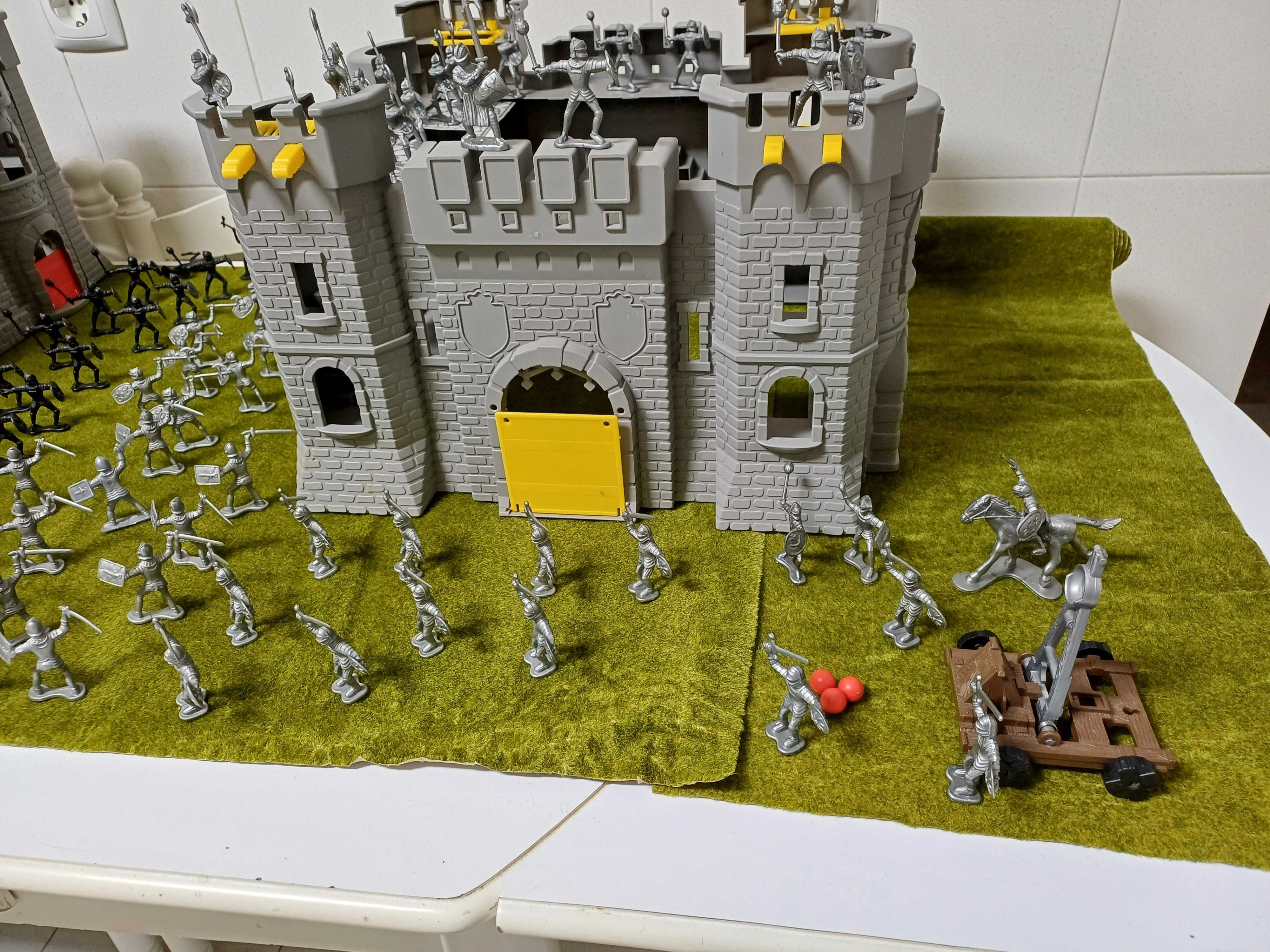 2 castelos medievais com 2 exércitos de 120 soldados e 2 catapultas