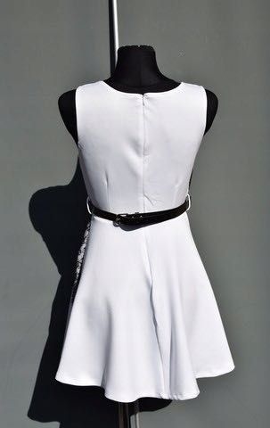 Sukienka mini biała z czarną koronką rozkloszowana s/m