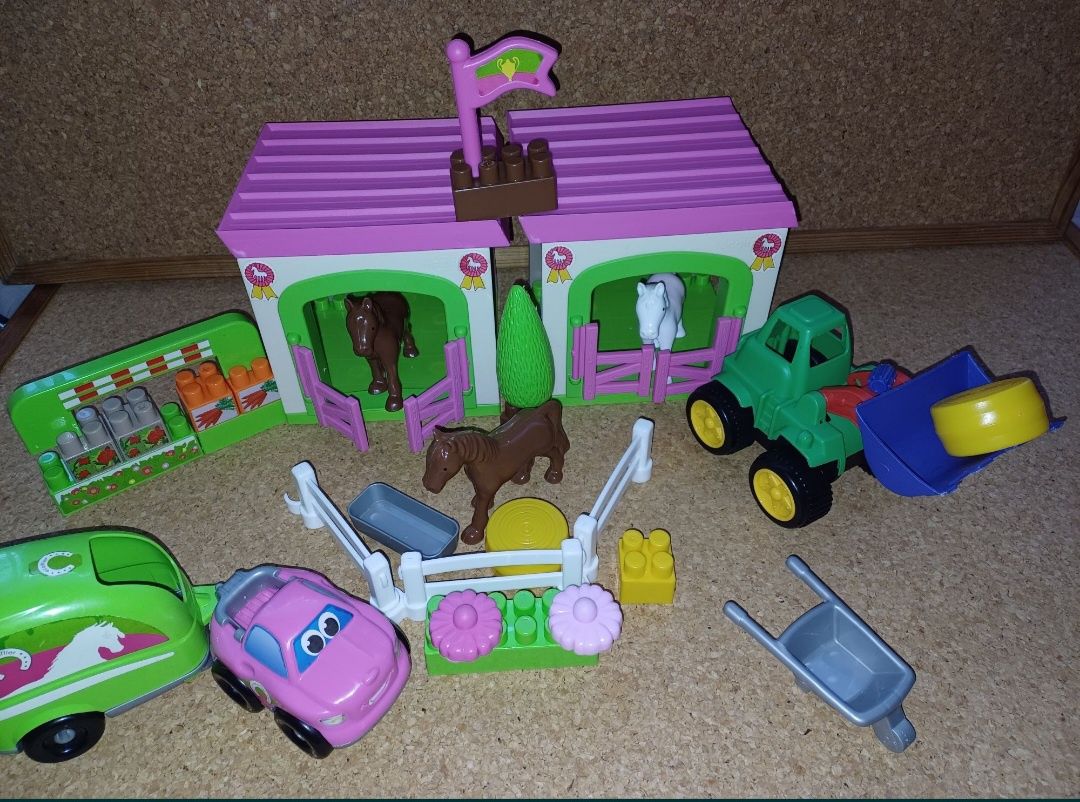 Quinta com cavalos, trator, carro e muitos acessórios.  Brinquedos