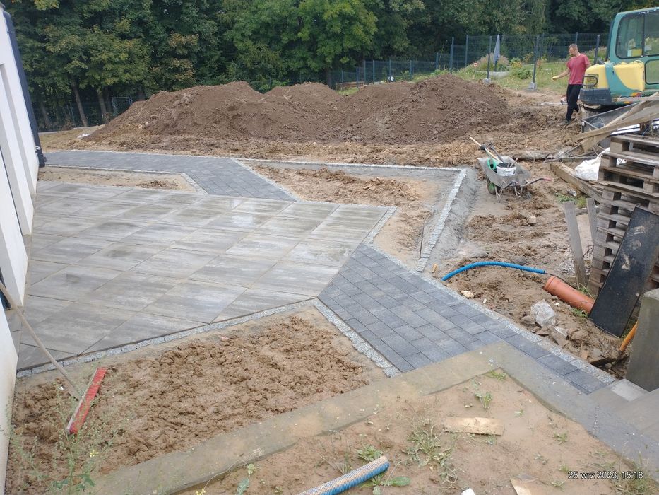 Brukarstwo, Układanie kostki brukowej, Usługi brukarskie