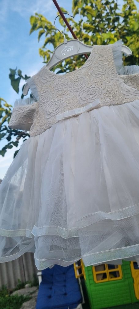 Продам дечкое платье на годик.