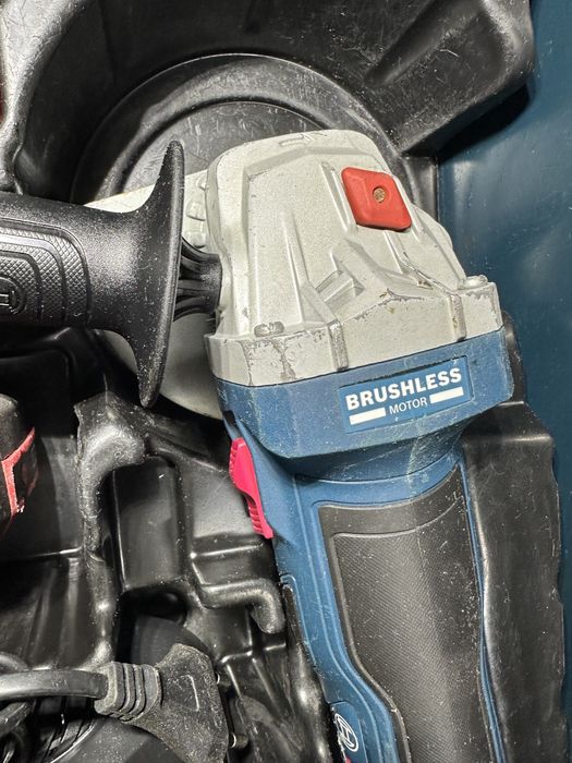 Безщіткова акумуляторна болгарка BOSCH gws 18v-7 комплект