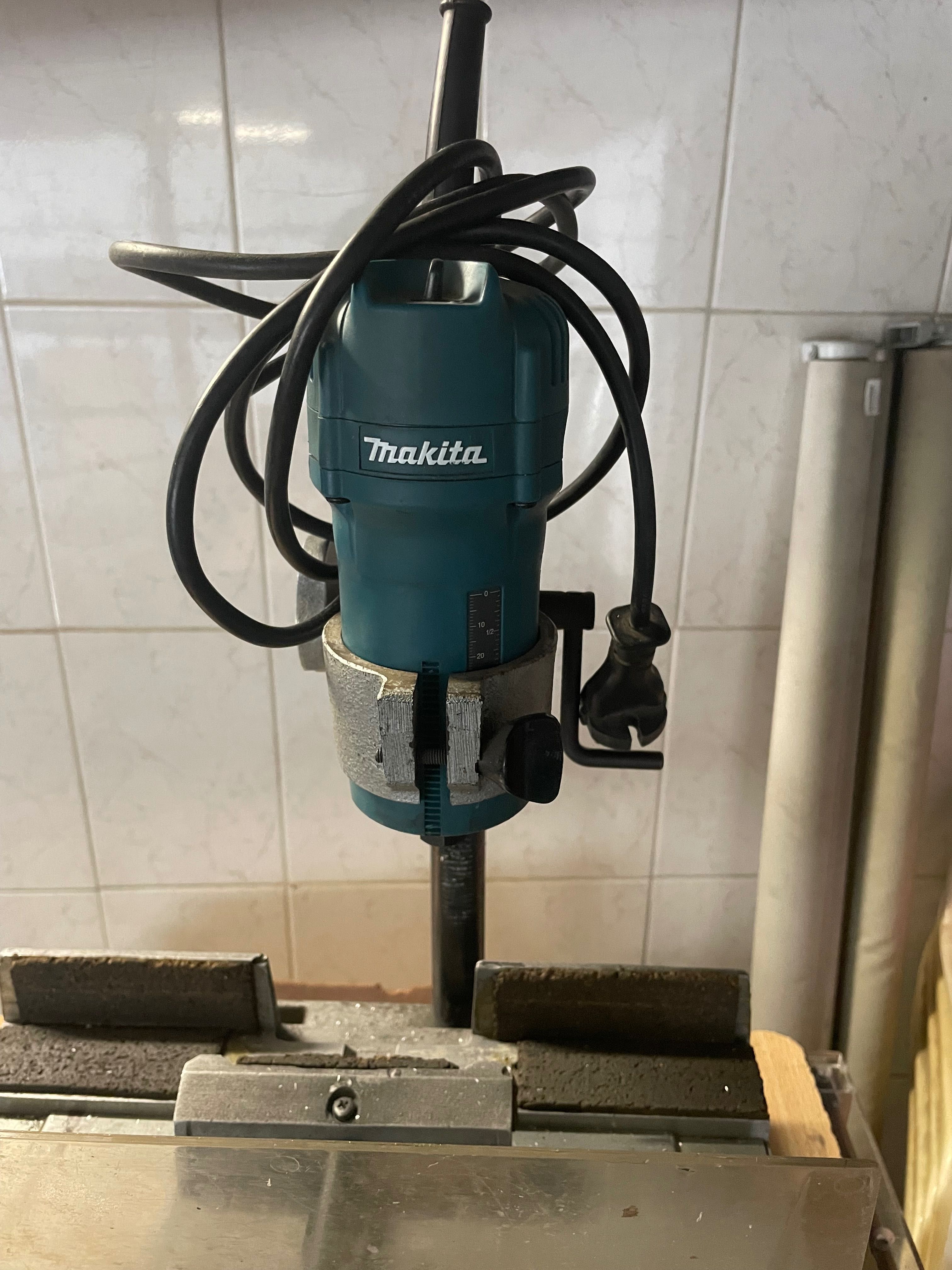Fresadora Makita com bancada