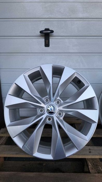 Felgi aluminiowe Skoda Superb IV III Scout Vw 18" 5x112 Et44 (GD1257)