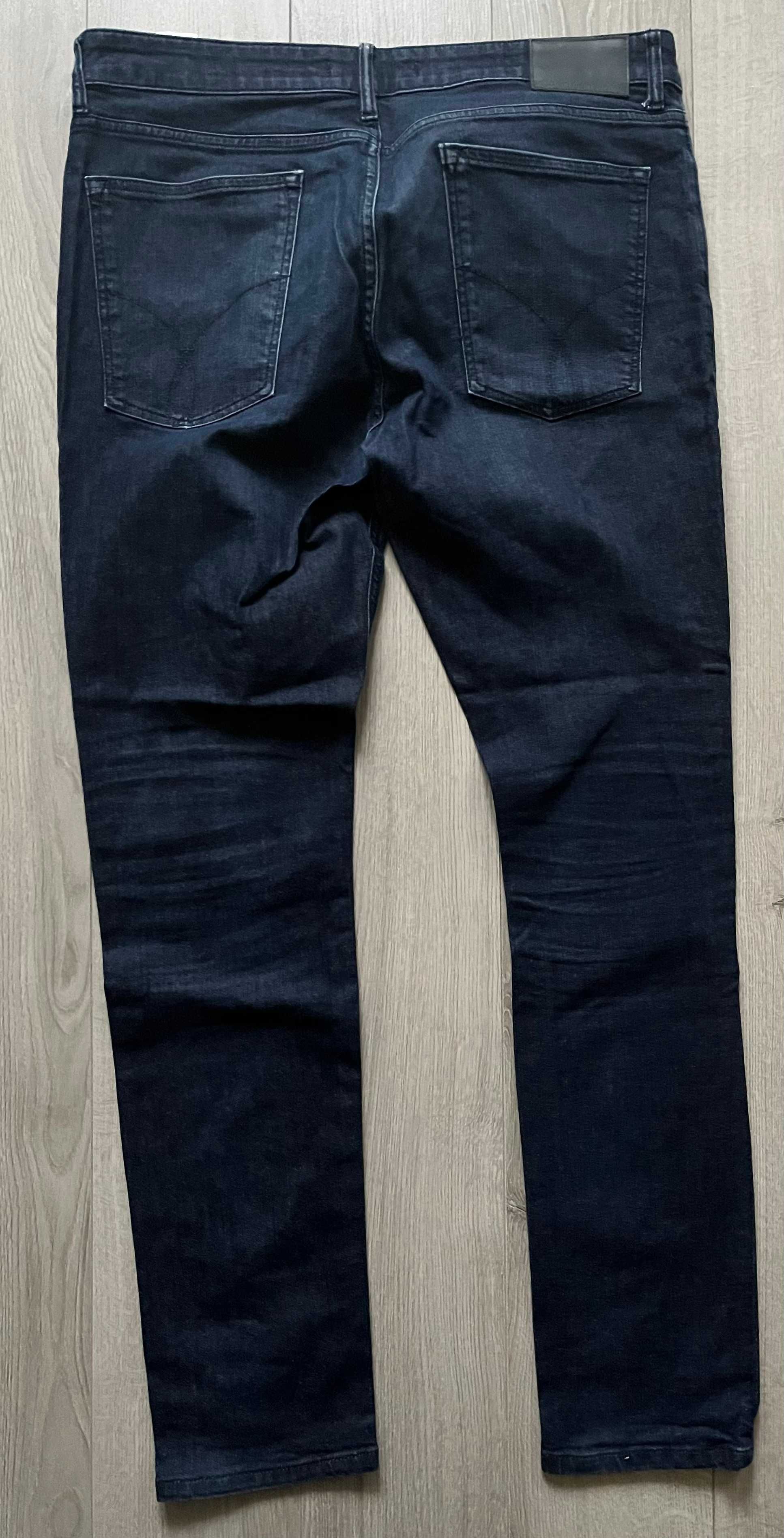 Granatowe jeansy Calvin Klein taper rozmiar 34/34