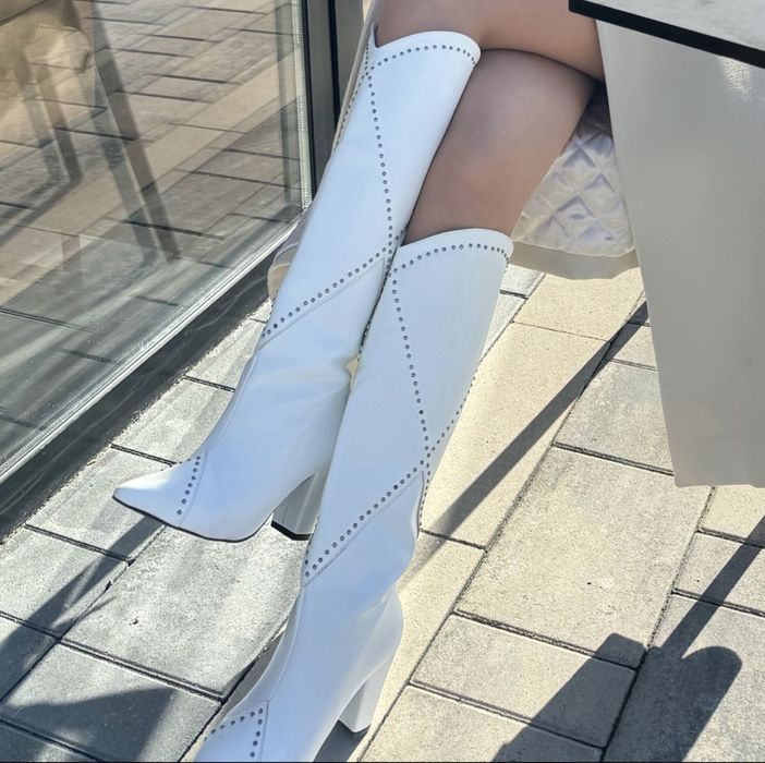 Білі високі козаки.