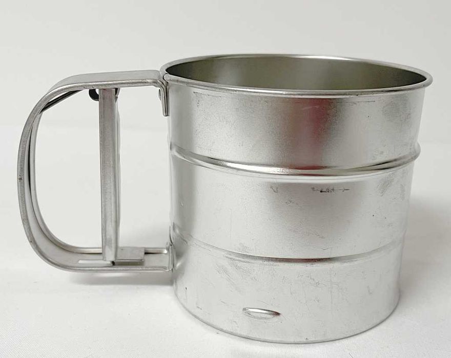 Sitko Kubek aluminiowy z rączką do posypywania