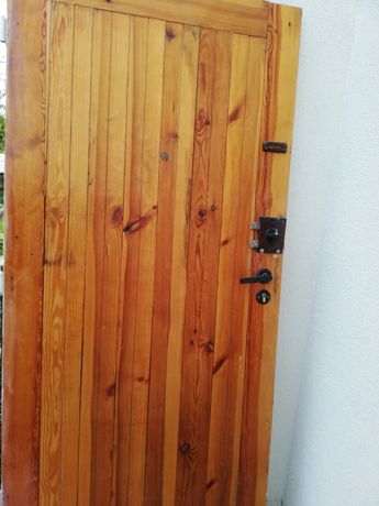Drzwi drewniane, solidne.