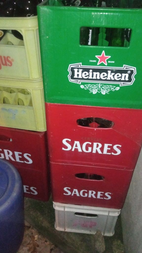 Vendo grades de cerveja e refrigerantes variados.