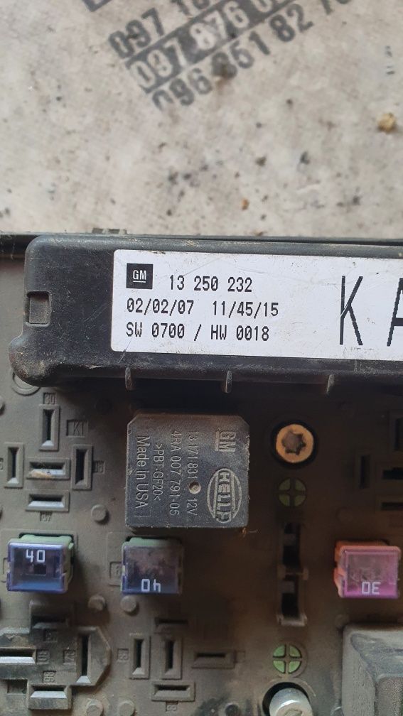 Блок запобіжників Opel Astra h 1.7cdti 13250232