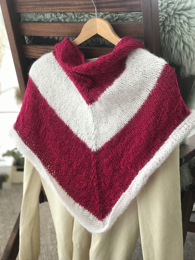Trójkątna chusta na drutach białe różowe pasy handmade