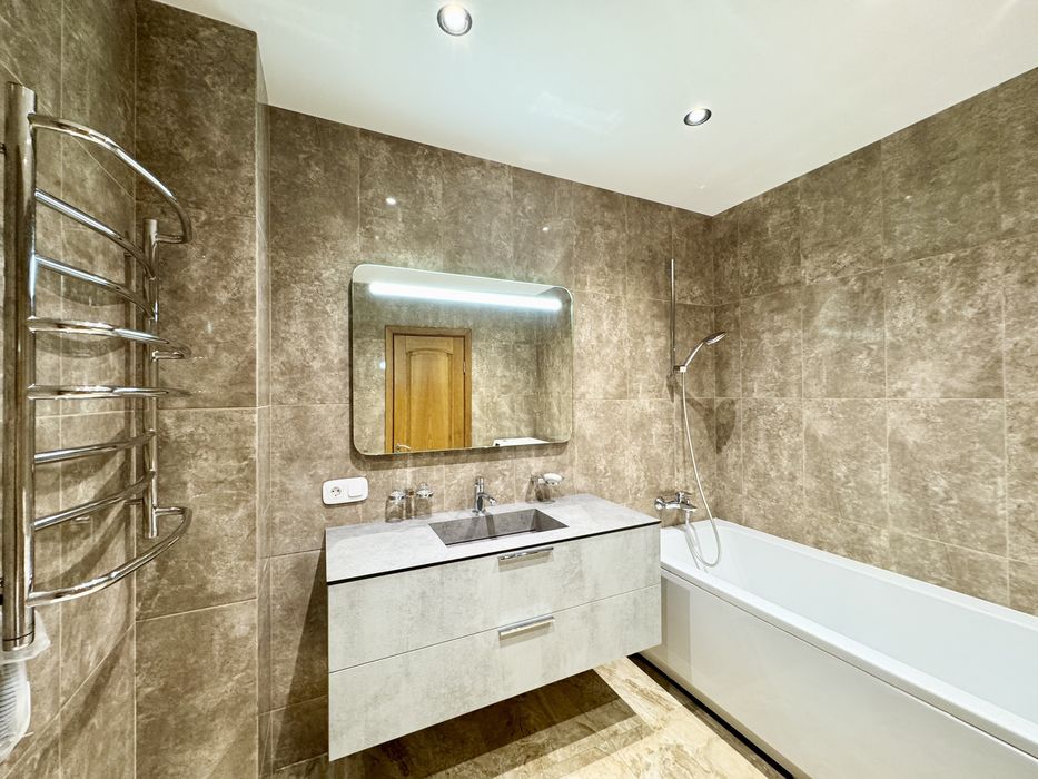 Продаж квартири 3-х кімн 118 м2 на Ливарна 9