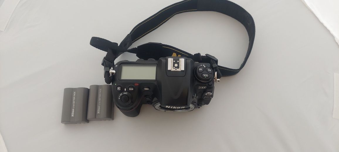 Nikon D 3000 com duas baterias originals