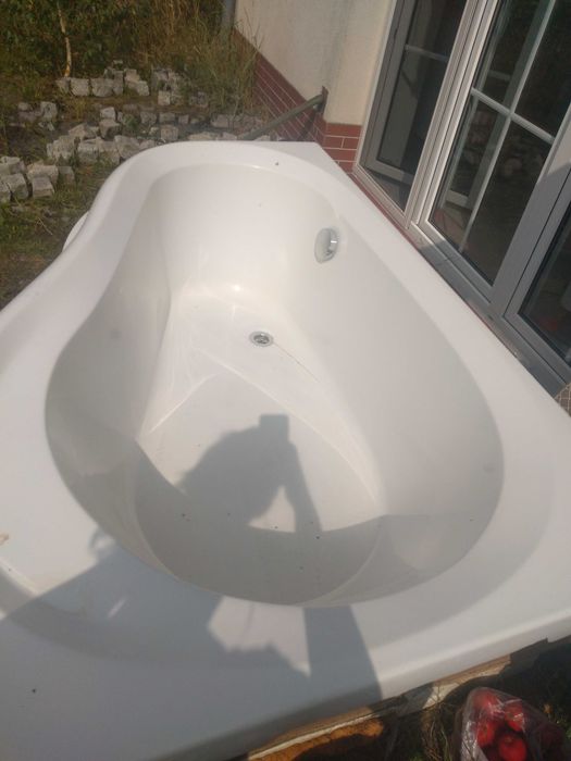 Wanna narożna i umywalka nablatowa