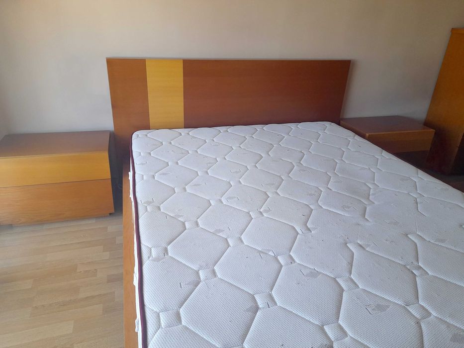 Mobilia de Quarto: cama de casal, 2 mesas de cabeceira, 2 cómodas
