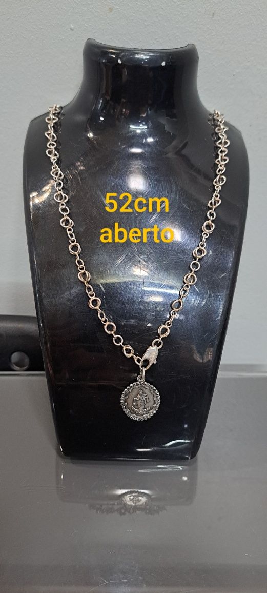 Fios em Prata contrastada.