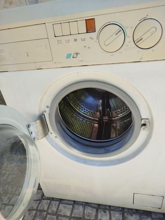 Máquina roupa e máquina loiça.