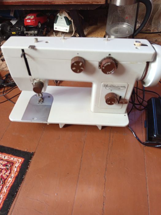 Продам швейну машинку