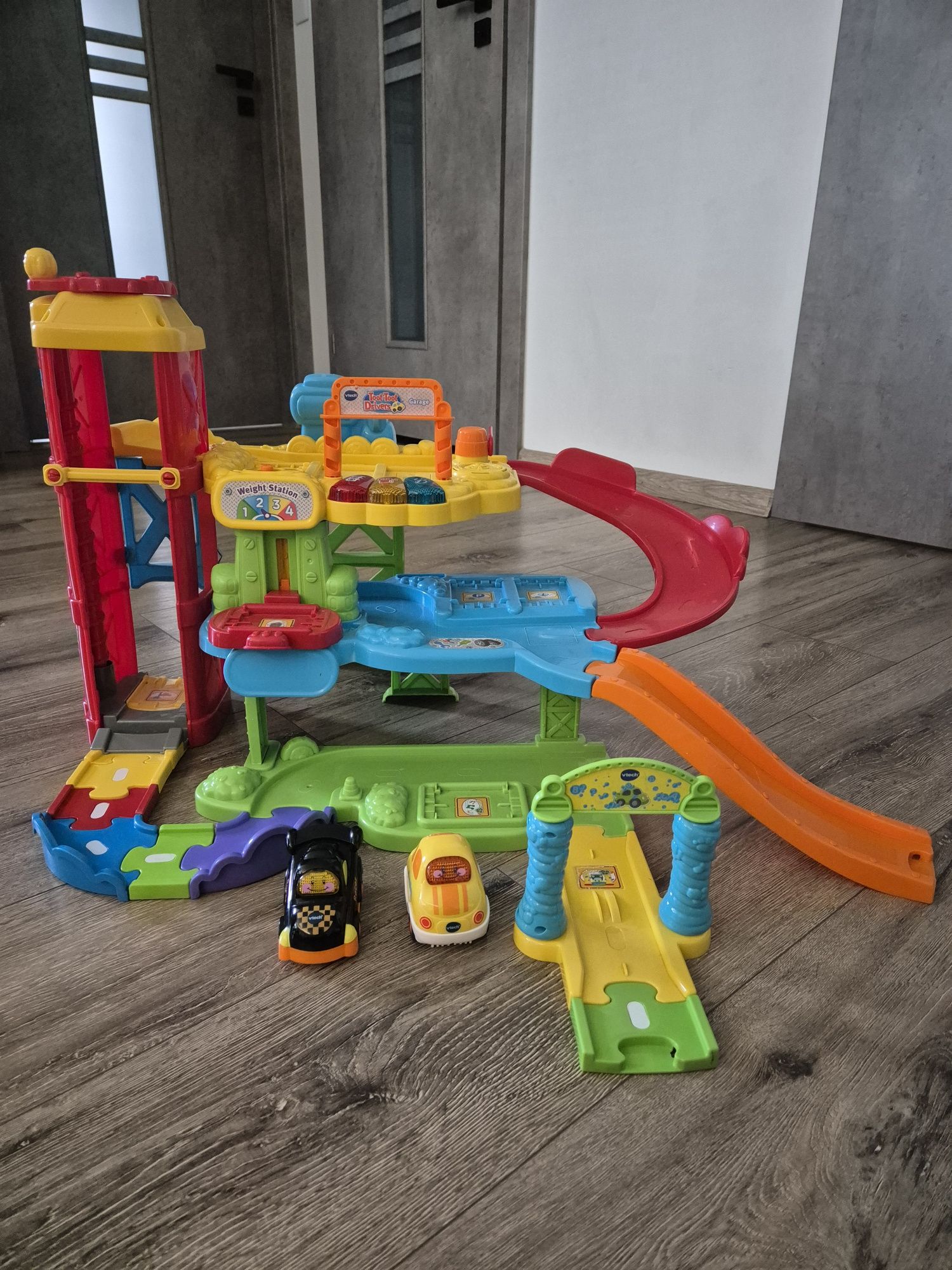 Garaż z winda Vtech dodatkowo dwa autka