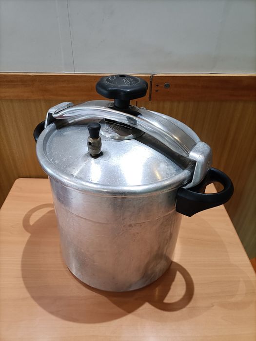 Panela de pressão Celar. 12 litros.