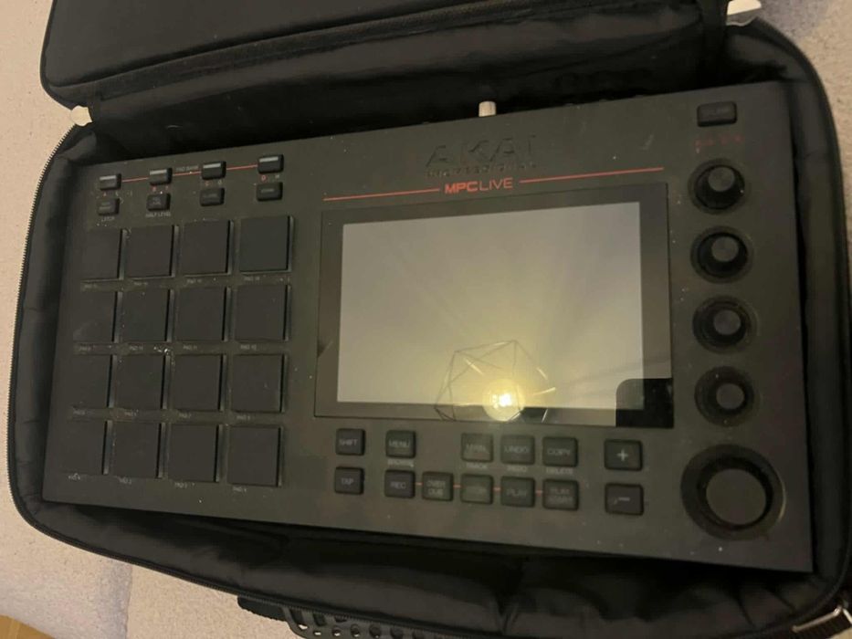 AKAI MPC LIVE + Pokrowiec