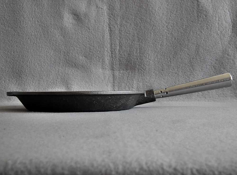 Szwedzka patelnia żeliwna SKEPPSHULT o średnicy 24cm, do indukcji