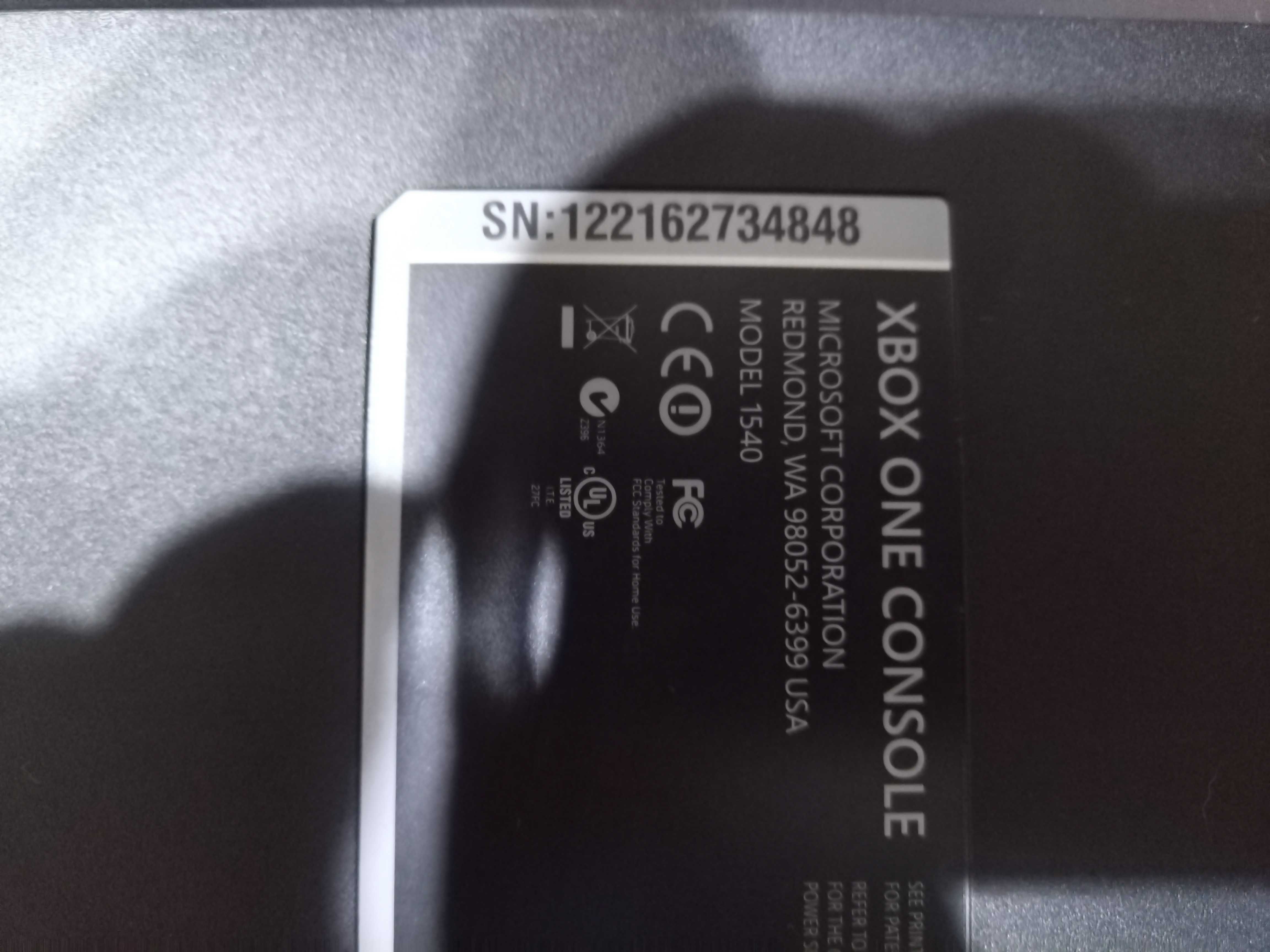Xbox One 1.5TB + Xbox One Hub + Comando branco Xbox Series X