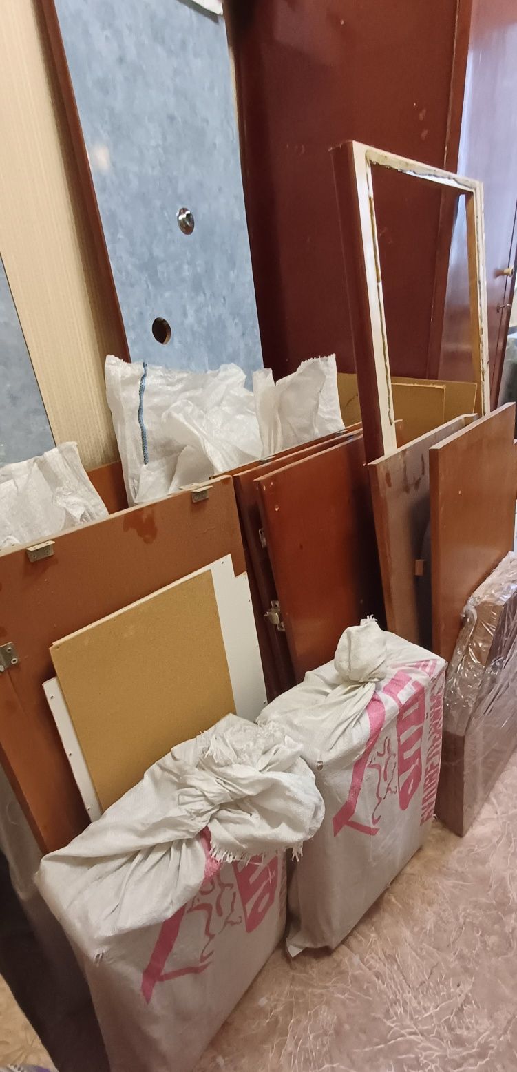 Срочно продам кухню дёрево фанера
