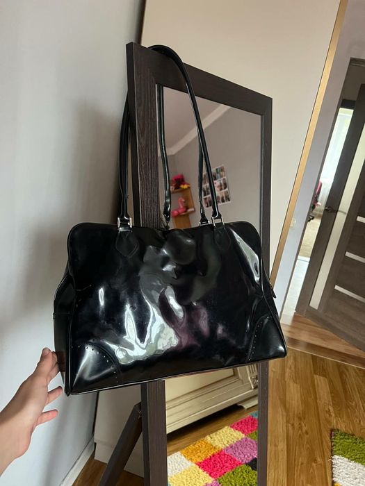 Жіноча велика чорна лакова сумка