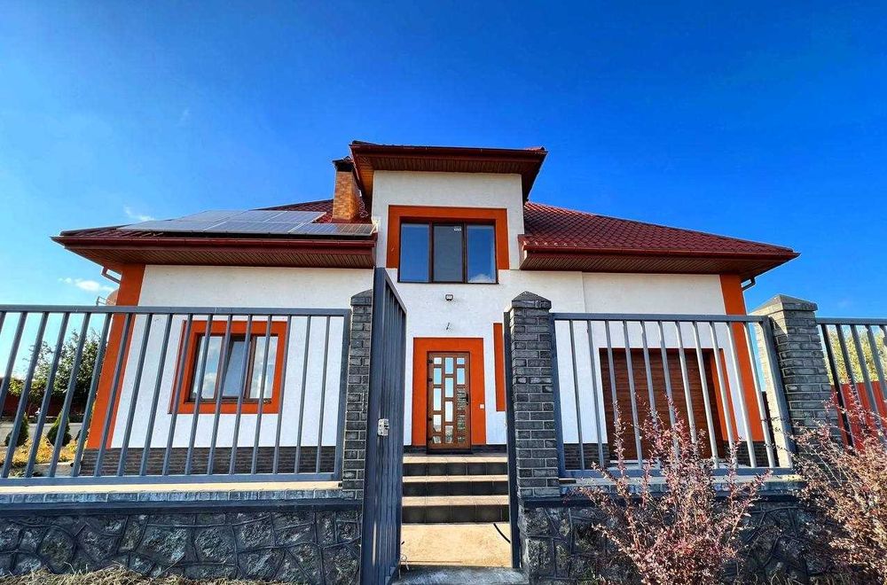 Жилий дім200м2+0,25га.Камін,сонячні панелі,електро/твердопалевний котл