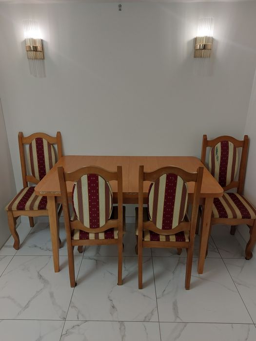 Стіл з стільцями