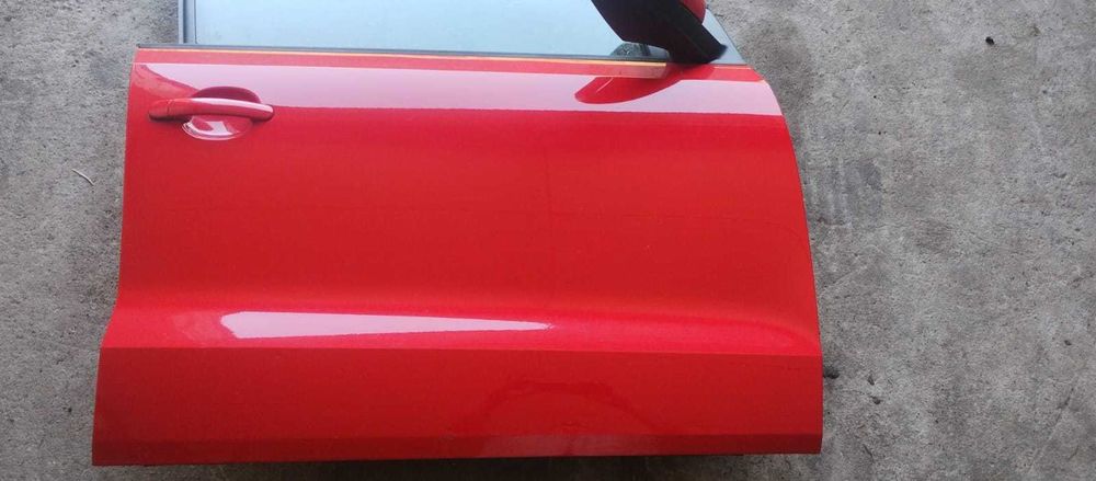 Drzwi przód tył prawe VW Polo R6
Kod lakieru: LP3G