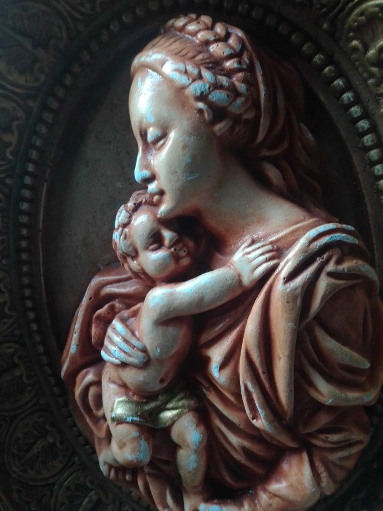 Скульптура мадонна с младенцем