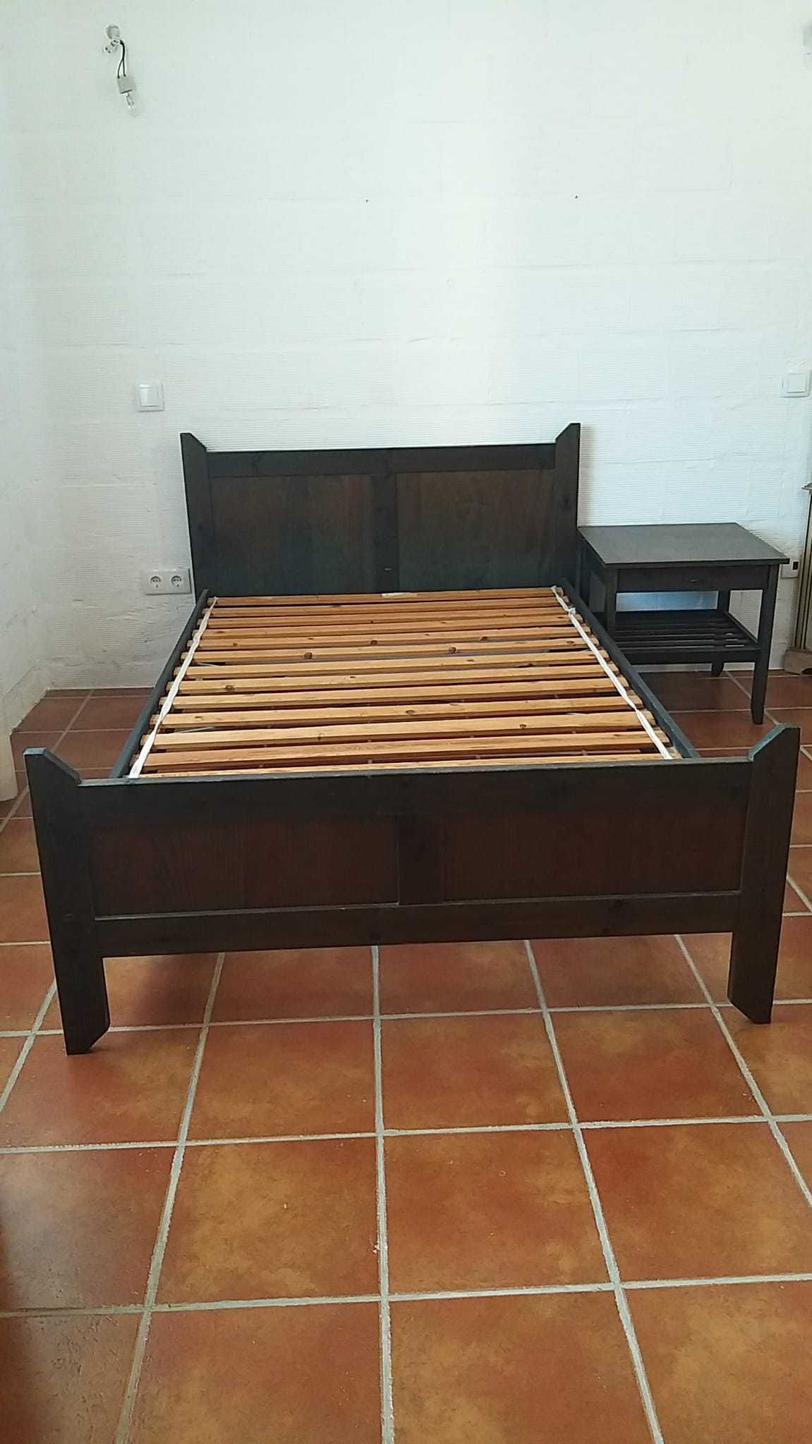 Conjunto IKEA - Cama de solteiro com mesa de cabeceira