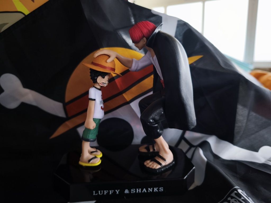 Figura Luffy & Shanks - Momento Icônico de One Piece - Para Fãs e Cole