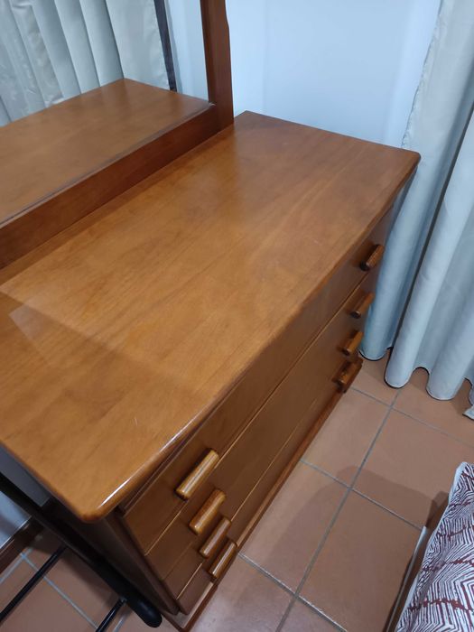 Comoda e mesas de cabeceira