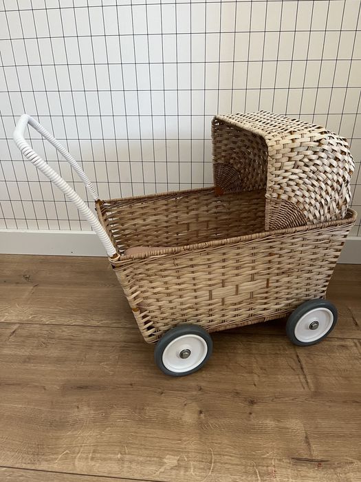 Wózek rattanowy firmy Olli Ella dla lalek