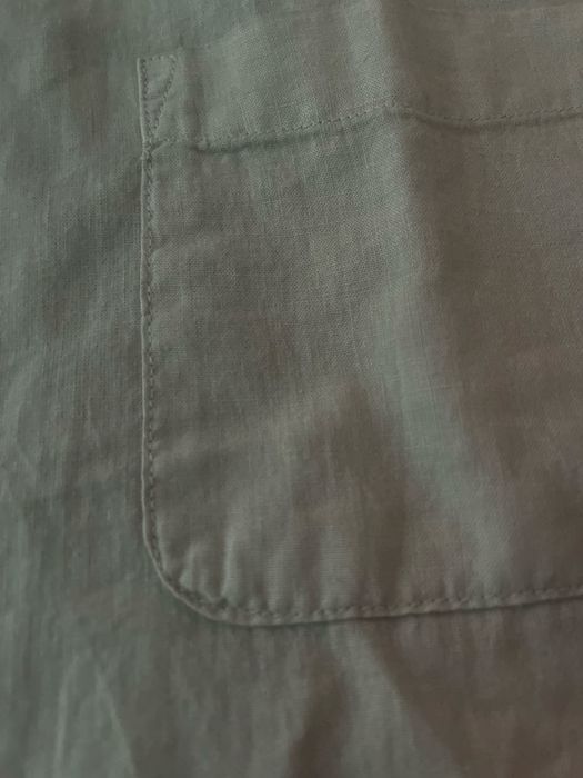 Camisa de linha bege.