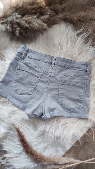 Błękitne szorty krótkie spodenki elastyczne pastelowe baby blue Sinsay