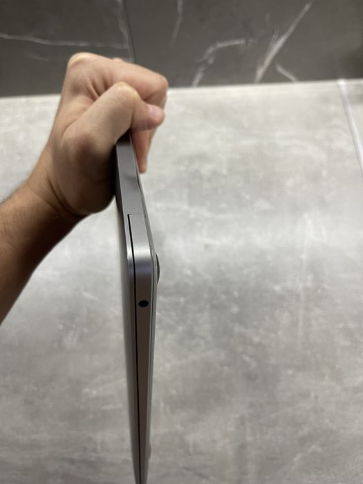 Macbook a2179 2020 року без материнки на запчастини